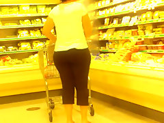 Ugly milf w perfect wide ass..